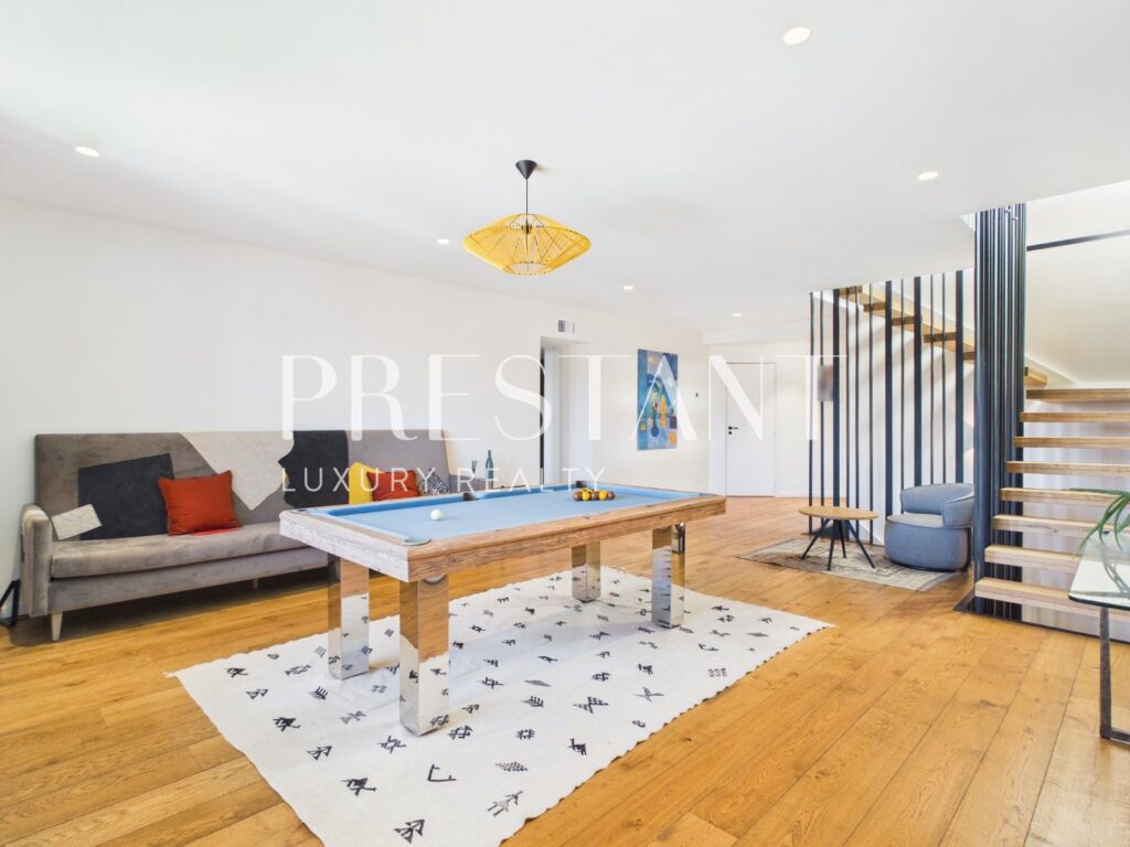 Maison – 9 pièces – 5 chambres – 375 m²