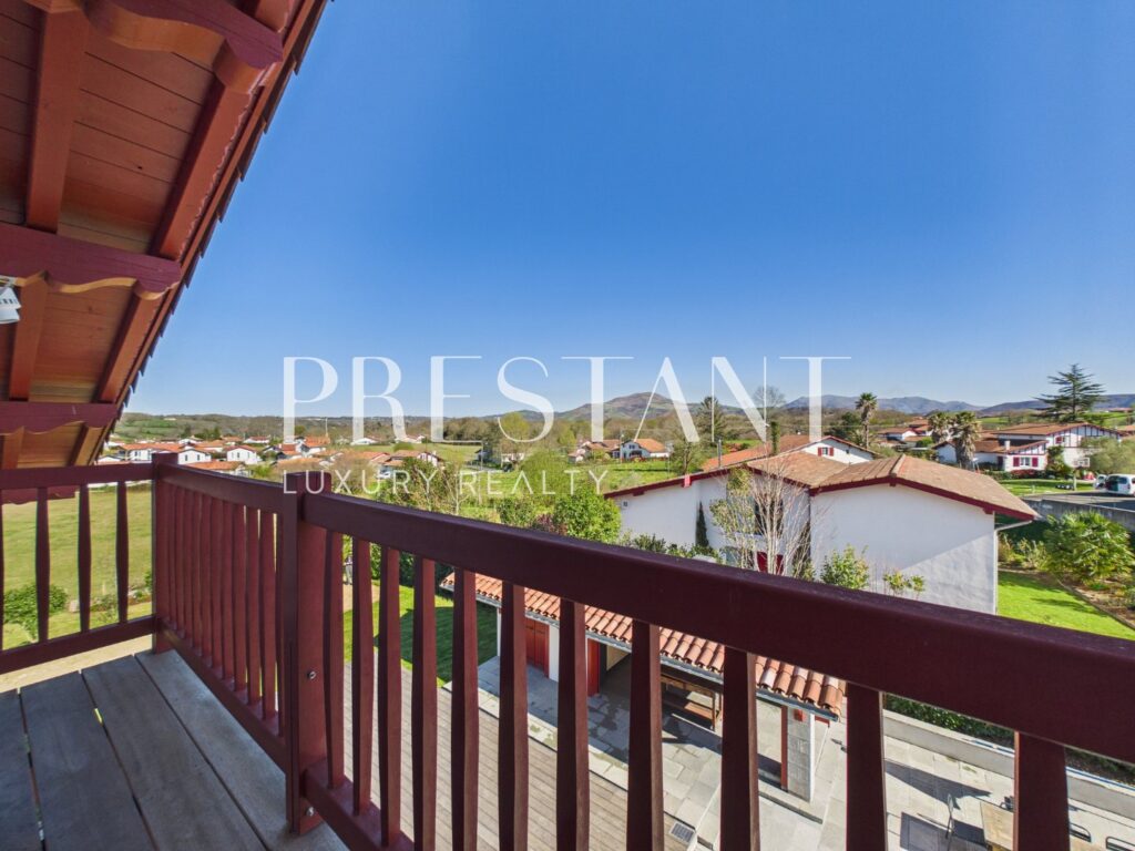 Maison – 9 pièces – 5 chambres – 375 m²