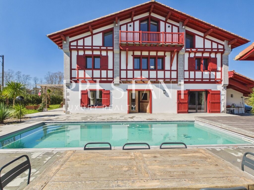 Maison – 9 pièces – 5 chambres – 375 m²