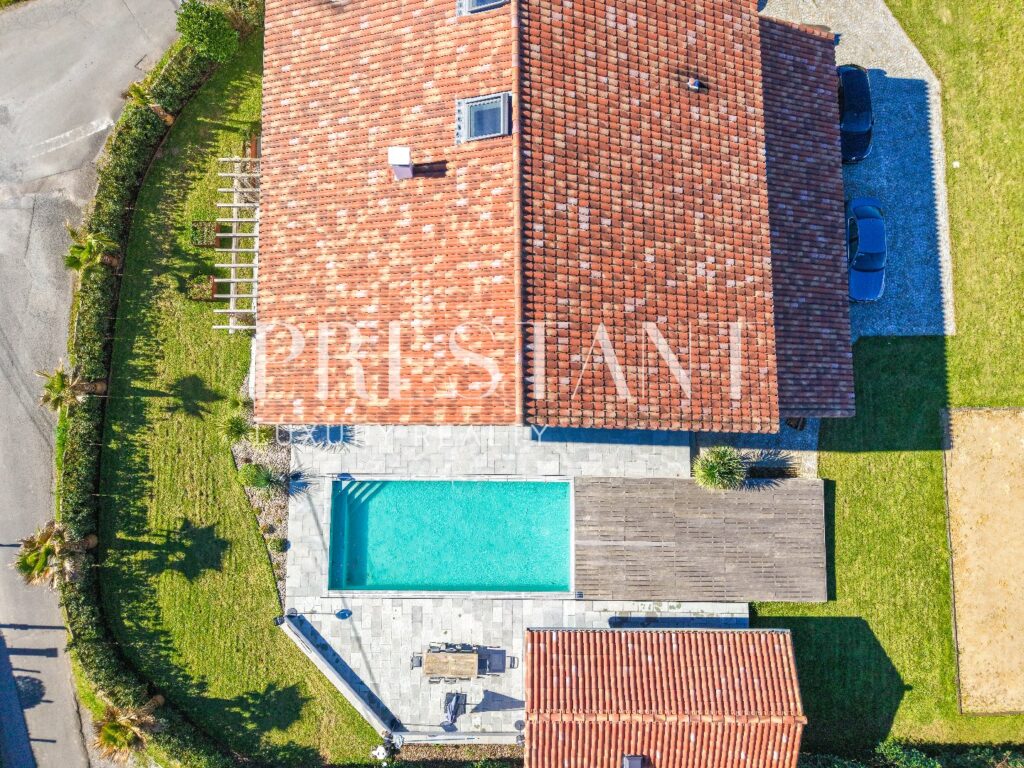 Maison – 9 pièces – 5 chambres – 375 m²