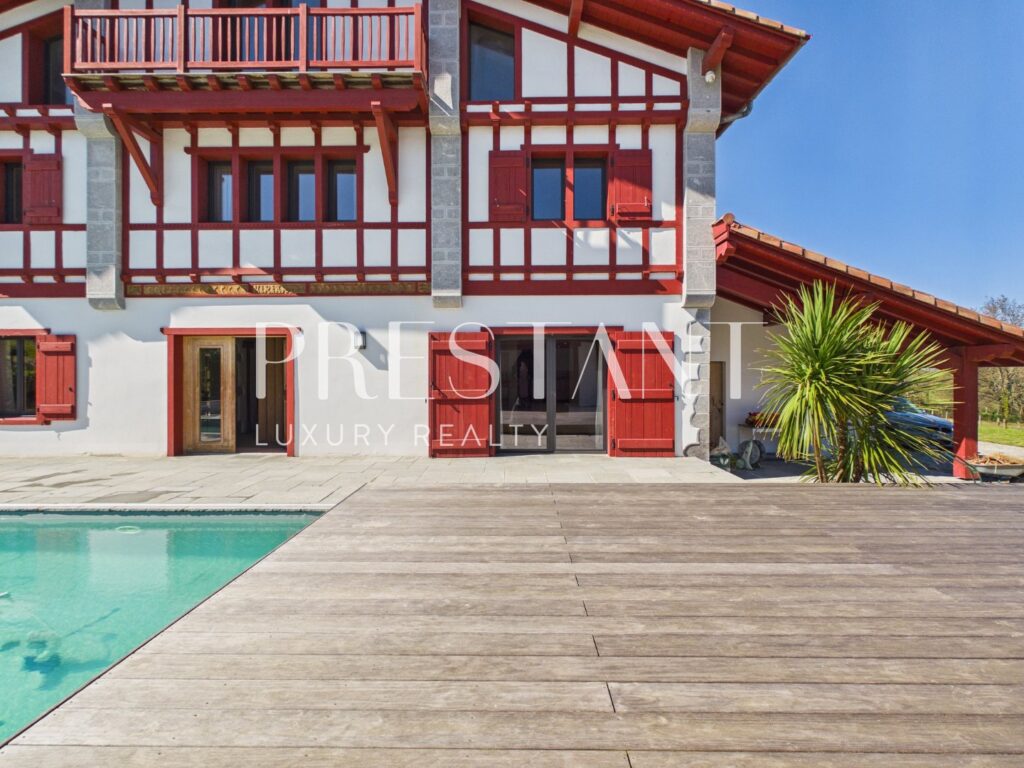 Maison – 9 pièces – 5 chambres – 375 m²