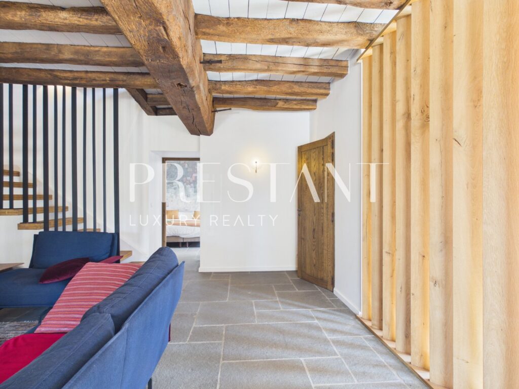 Maison – 9 pièces – 5 chambres – 375 m²