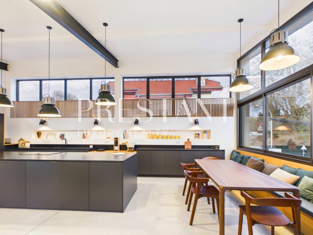 Appartement – 5 pièces – 3 chambres – 226 m²