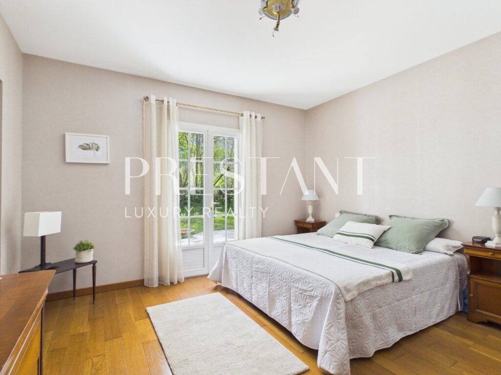 Maison – 6 pièces – 5 chambres – 240 m²