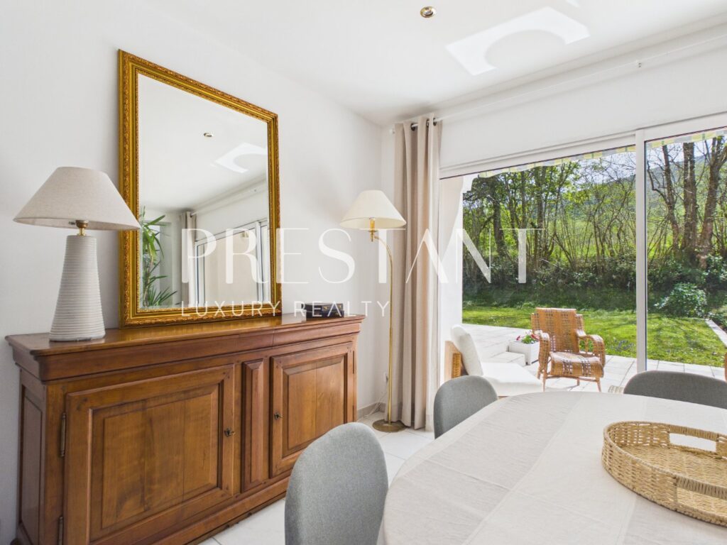 Maison – 6 pièces – 5 chambres – 240 m²