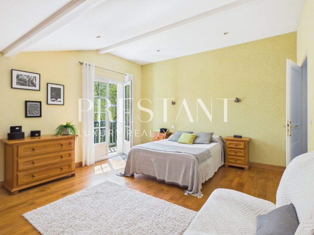 Maison – 6 pièces – 5 chambres – 240 m²