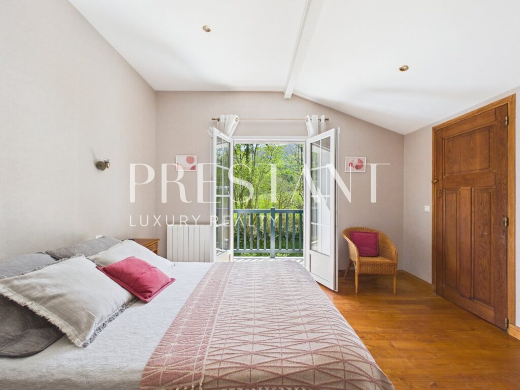 Maison – 6 pièces – 5 chambres – 240 m²