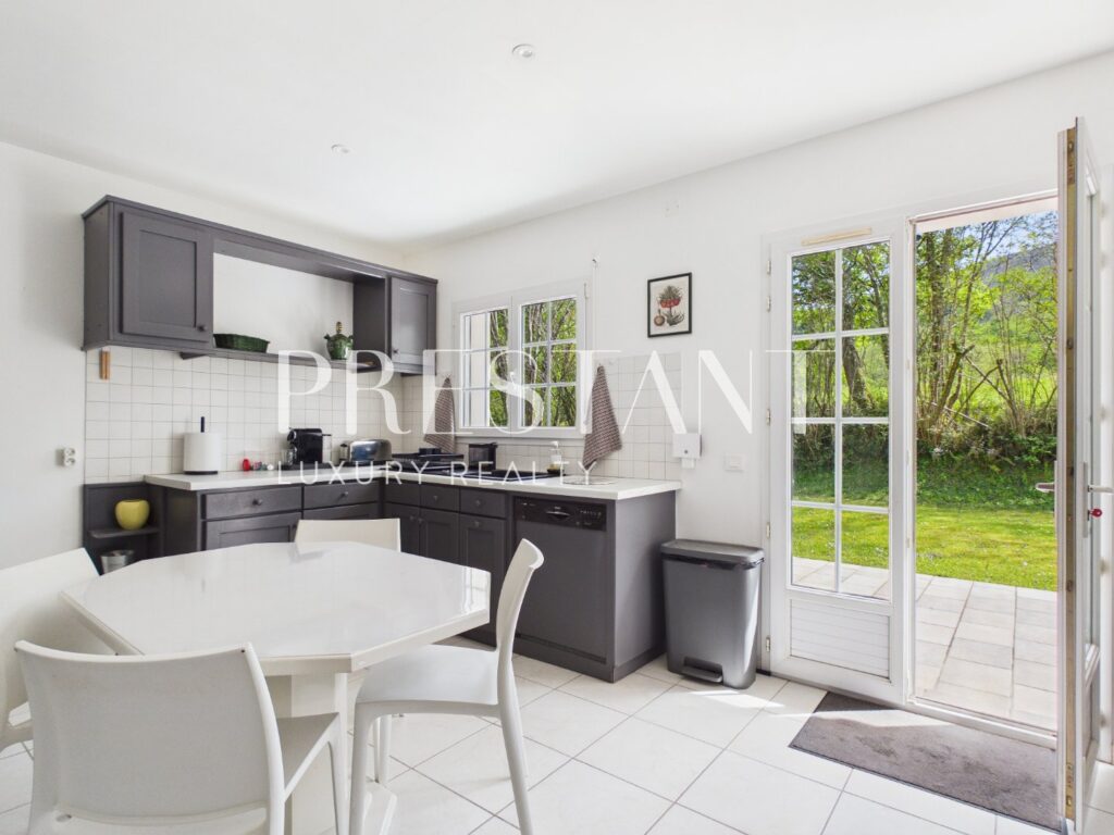 Maison – 6 pièces – 5 chambres – 240 m²