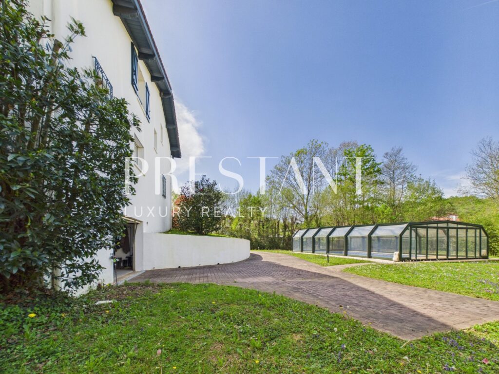 Maison – 6 pièces – 5 chambres – 240 m²