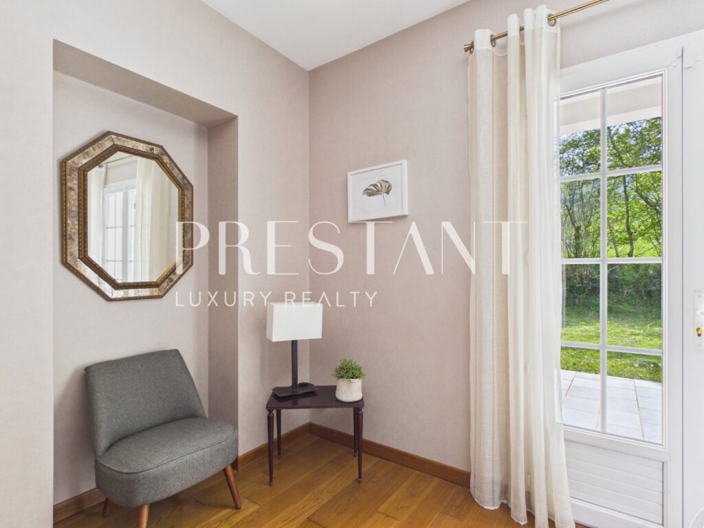 Maison – 6 pièces – 5 chambres – 240 m²