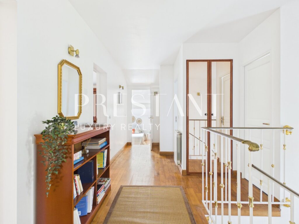Maison – 6 pièces – 5 chambres – 240 m²