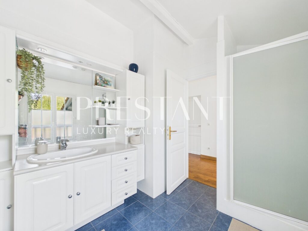 Maison – 6 pièces – 5 chambres – 240 m²