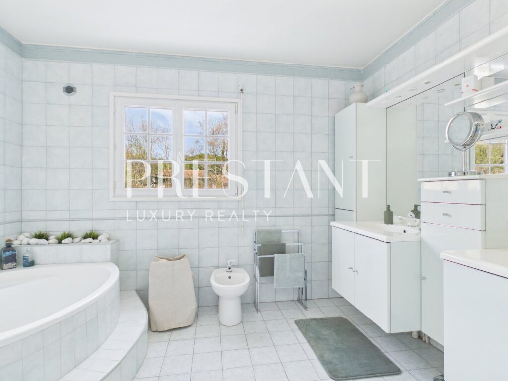 Maison – 6 pièces – 5 chambres – 240 m²