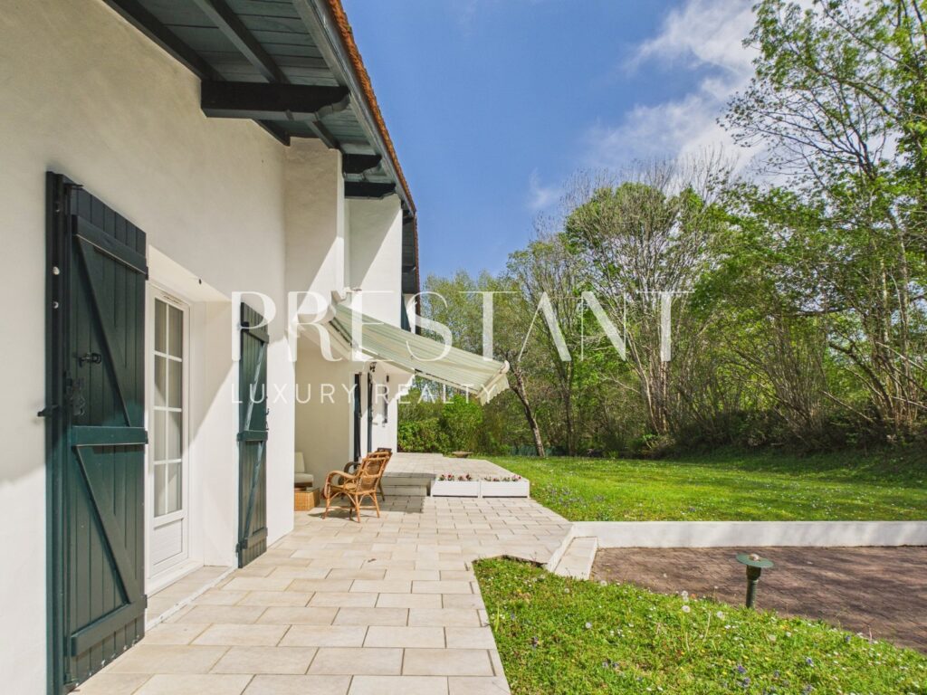 Maison – 6 pièces – 5 chambres – 240 m²