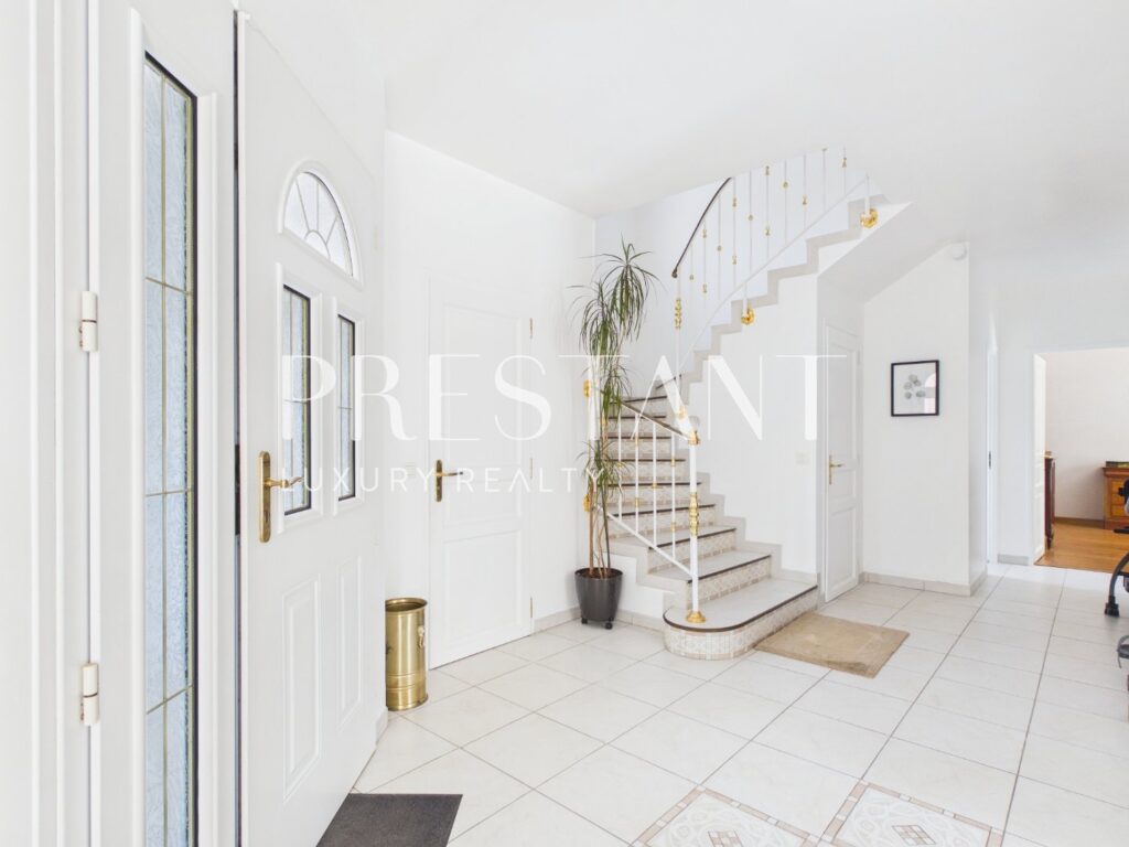 Maison – 6 pièces – 5 chambres – 240 m²