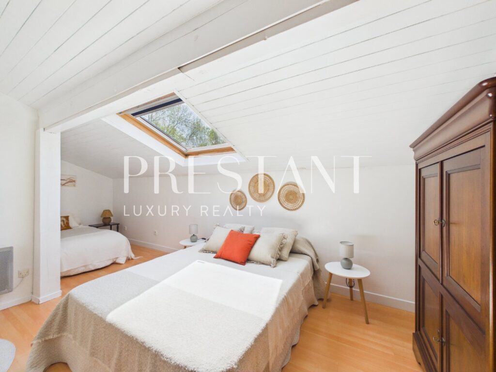 Maison – 6 pièces – 5 chambres – 240 m²