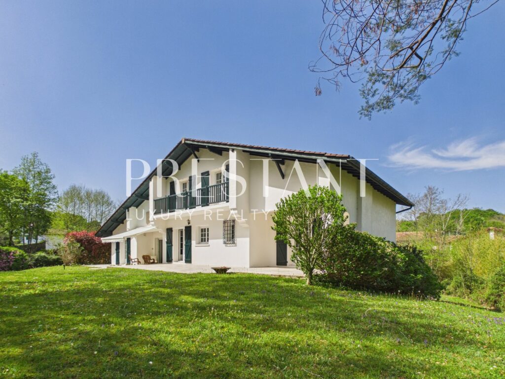 Maison – 6 pièces – 5 chambres – 240 m²