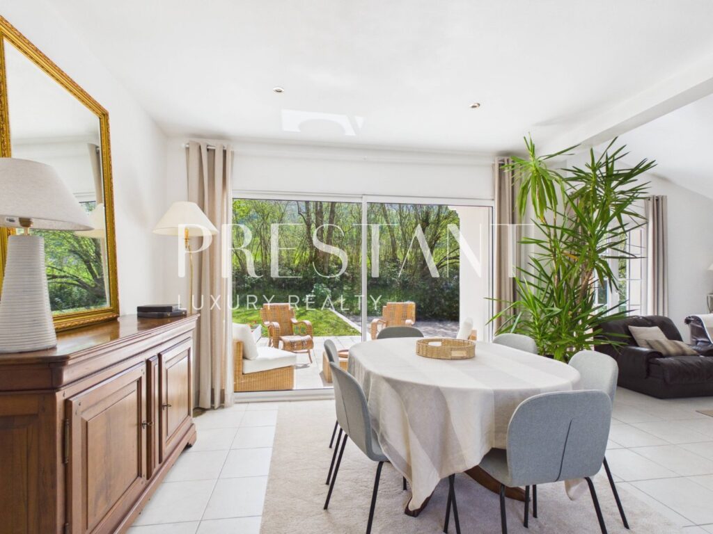 Maison – 6 pièces – 5 chambres – 240 m²