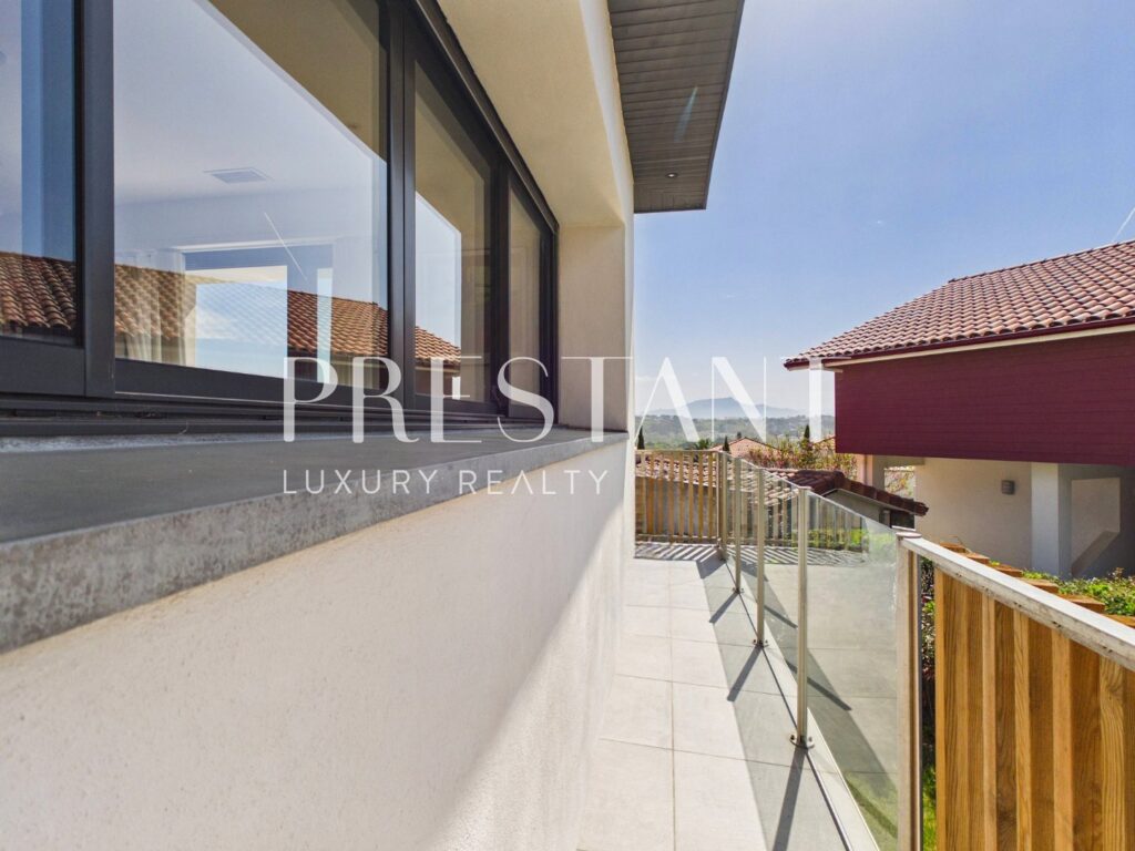 Maison – 7 pièces – NR chambres – 206 m²