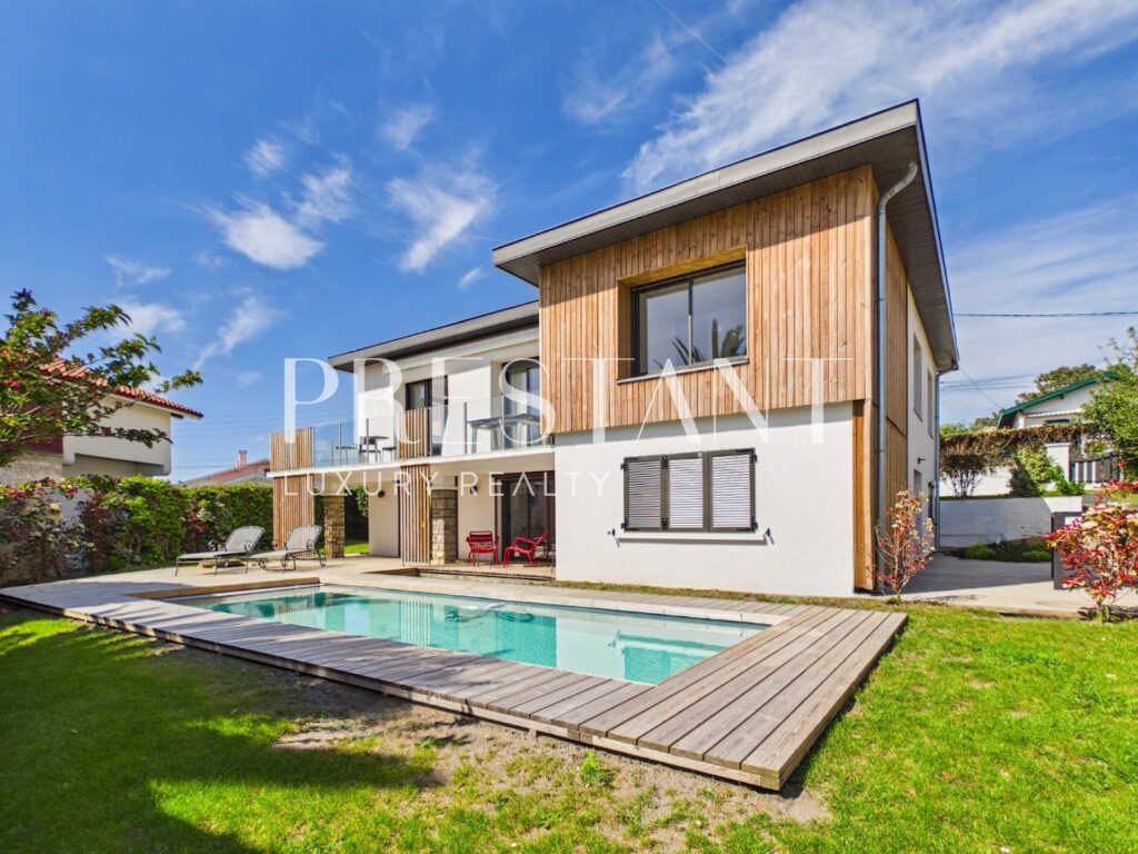 Maison – 7 pièces – NR chambres – 206 m²