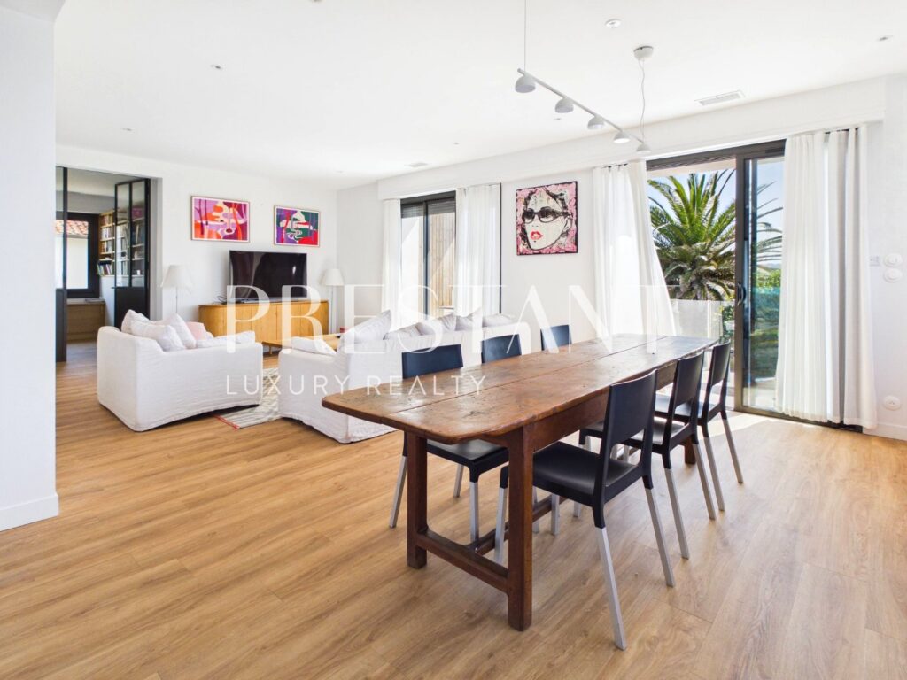 Maison – 7 pièces – NR chambres – 206 m²