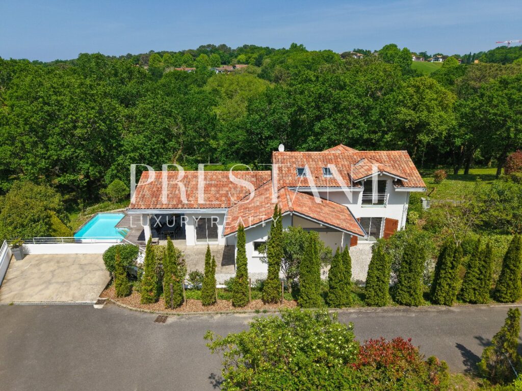 Maison – 6 pièces – 4 chambres – 152 m²