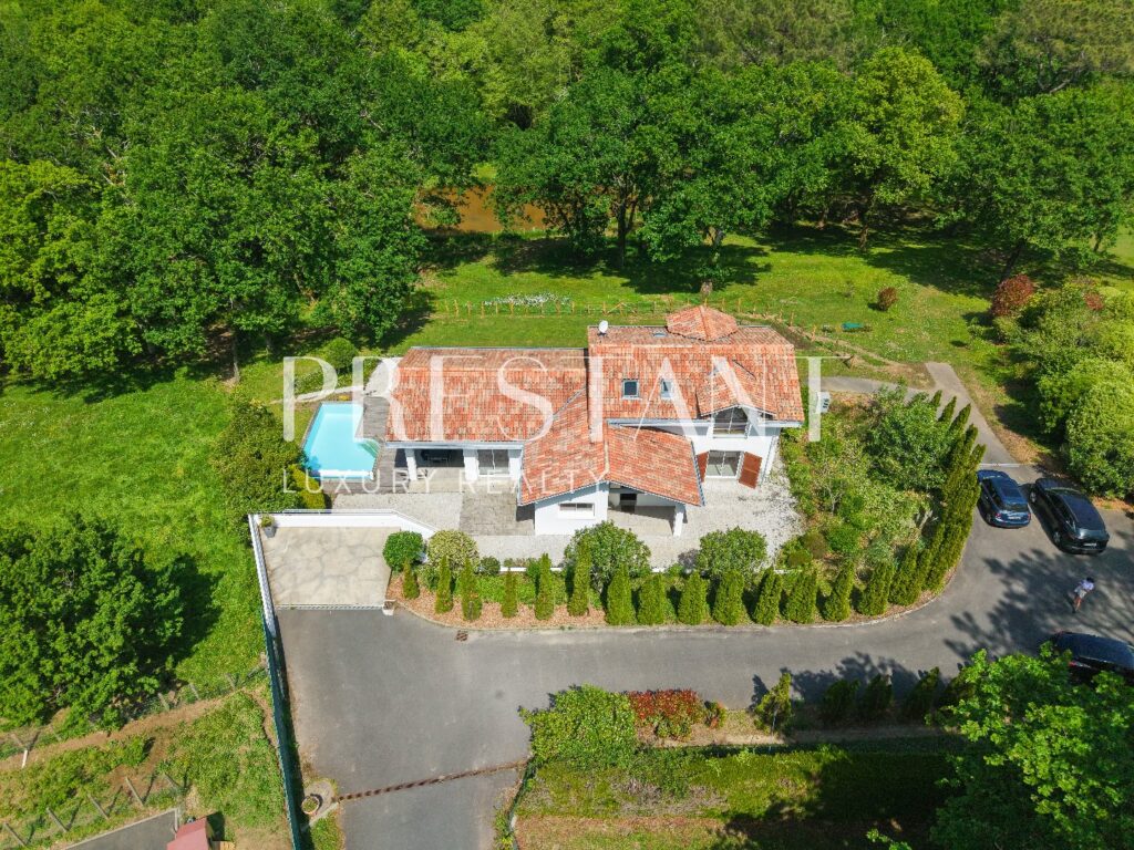 Maison – 6 pièces – 4 chambres – 152 m²