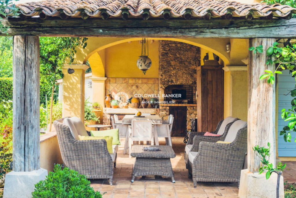 Villa au pied du village avec vue les vignes et sur le château – 5 pièces – 3 chambres – 210.00 m²