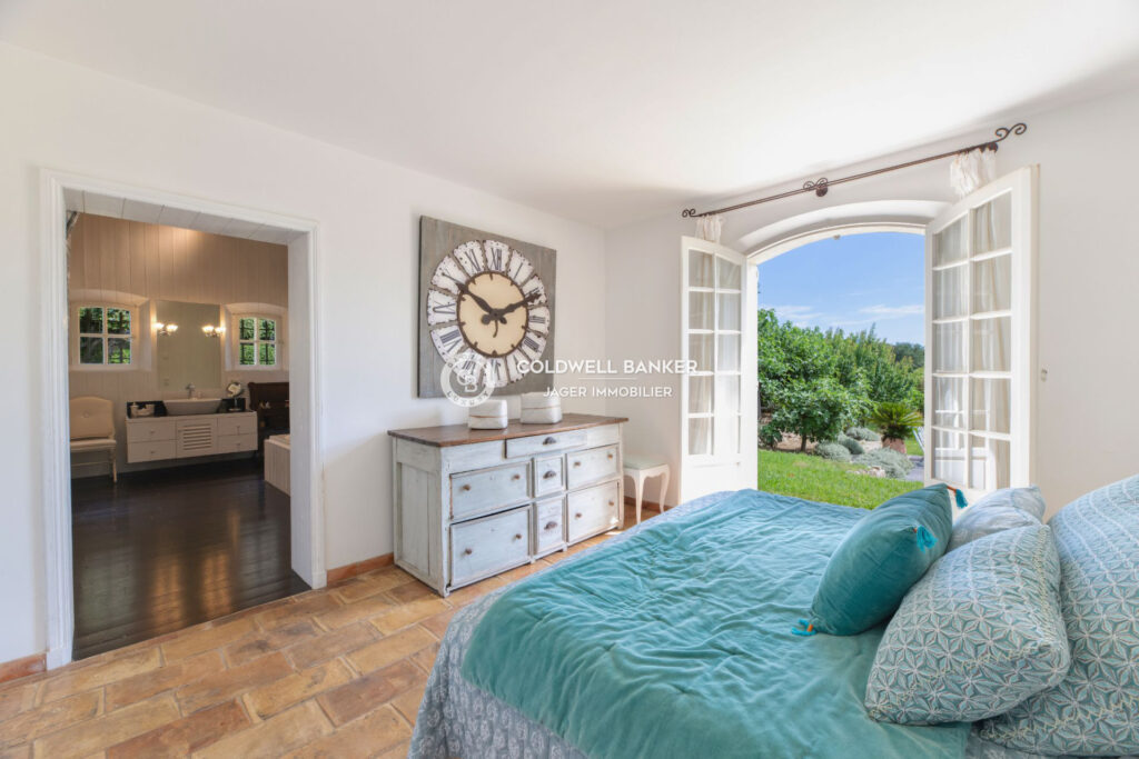 Villa au pied du village avec vue les vignes et sur le château – 5 pièces – 3 chambres – 210.00 m²