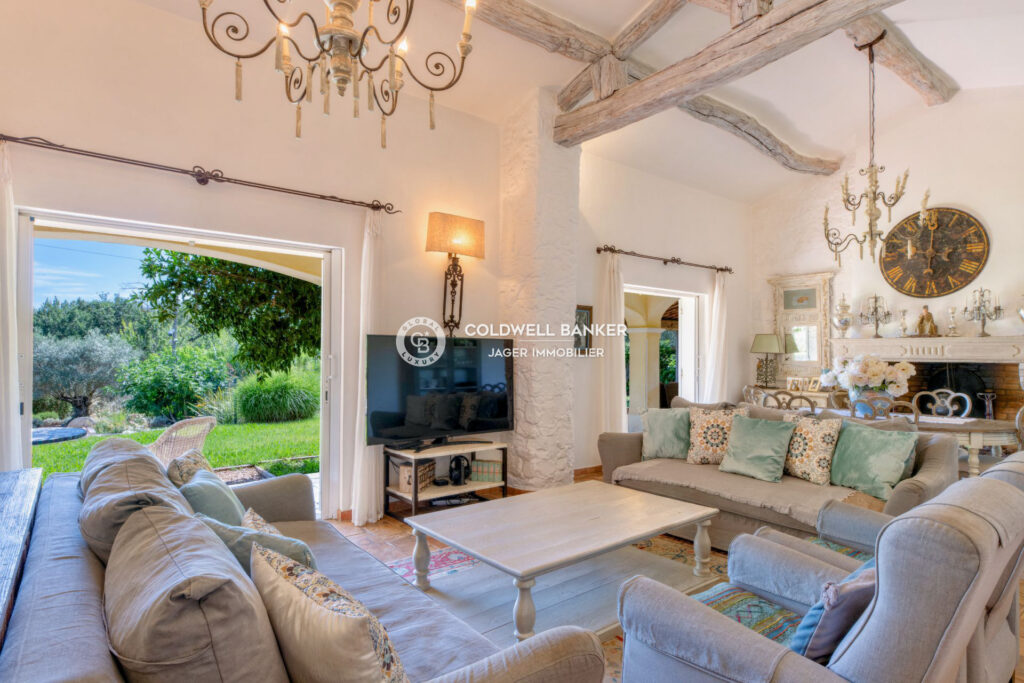 Villa au pied du village avec vue les vignes et sur le château – 5 pièces – 3 chambres – 210.00 m²