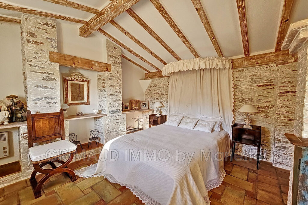 Charmant mas provençale du 16ième siècle avec une vue imprenab – 10 pièces – 7 chambres – 280.00 m²