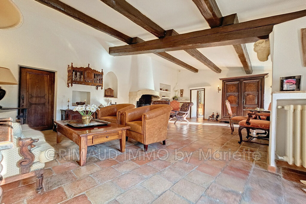 Charmant mas provençale du 16ième siècle avec une vue imprenab – 10 pièces – 7 chambres – 280.00 m²