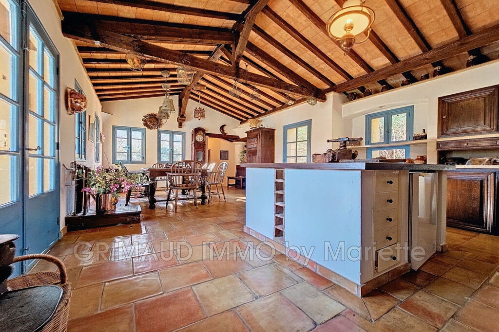 Charmant mas provençale du 16ième siècle avec une vue imprenab – 10 pièces – 7 chambres – 280.00 m²