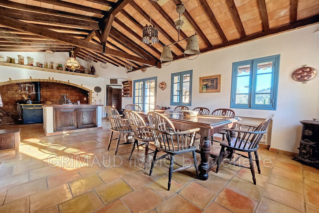 Charmant mas provençale du 16ième siècle avec une vue imprenab – 10 pièces – 7 chambres – 280.00 m²