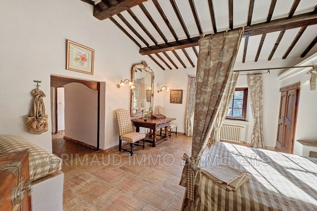 Charmant mas provençale du 16ième siècle avec une vue imprenab – 10 pièces – 7 chambres – 280.00 m²