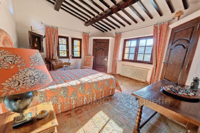 Charmant mas provençale du 16ième siècle avec une vue imprenab – 10 pièces – 7 chambres – 280.00 m²