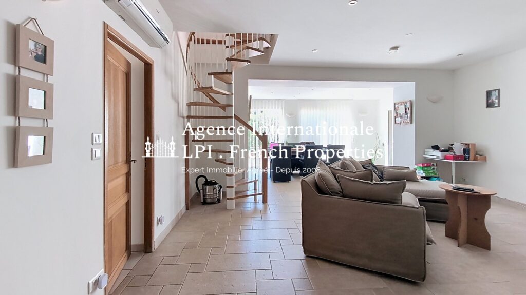 Demeure de ville et village – 12 pièces – 8 chambres – 360 m²