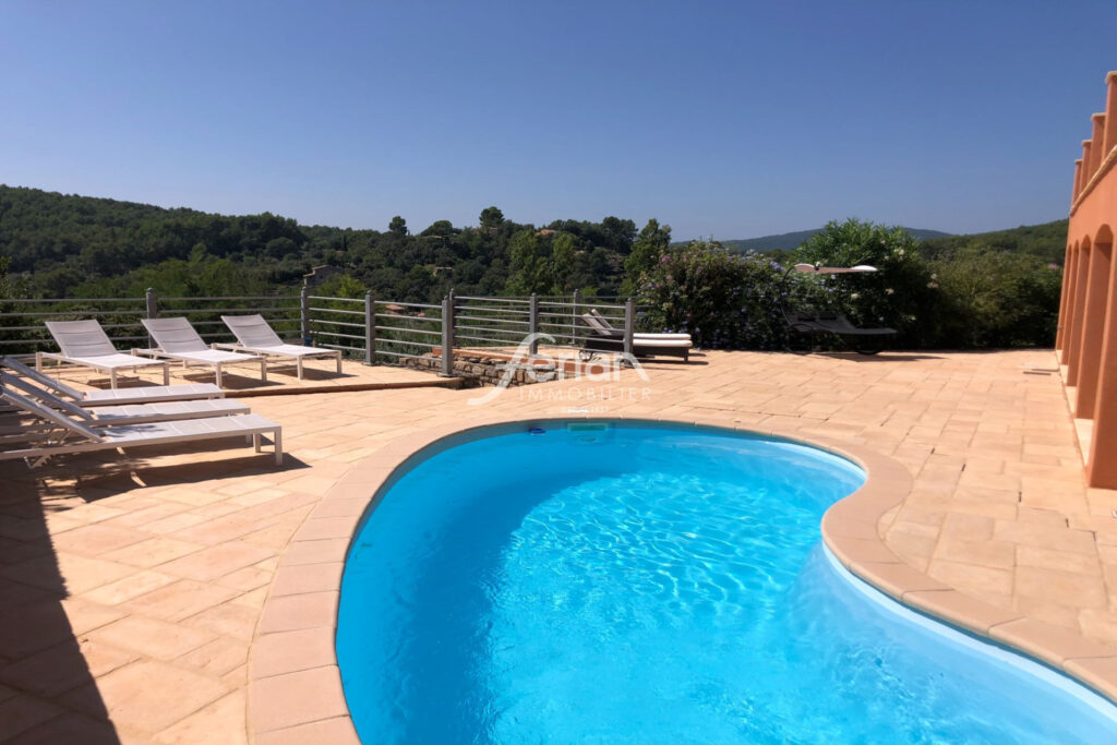 A vendre à Callas belle maison avec vue époustouflante – 6 pièces – 4 chambres – 150.00 m²