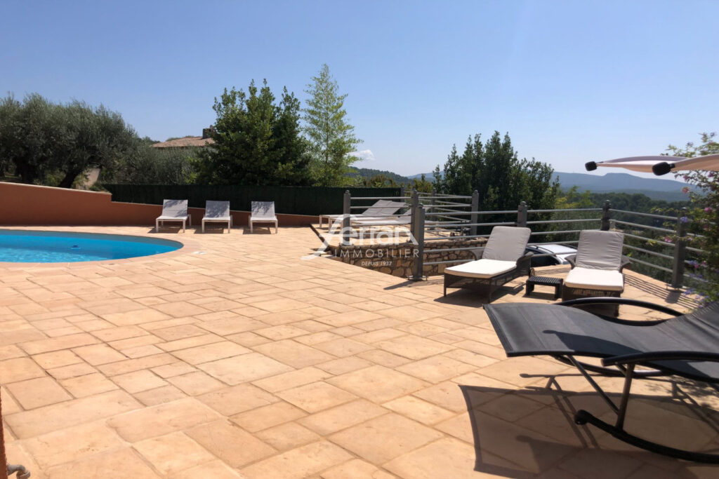 A vendre à Callas belle maison avec vue époustouflante – 6 pièces – 4 chambres – 150.00 m²