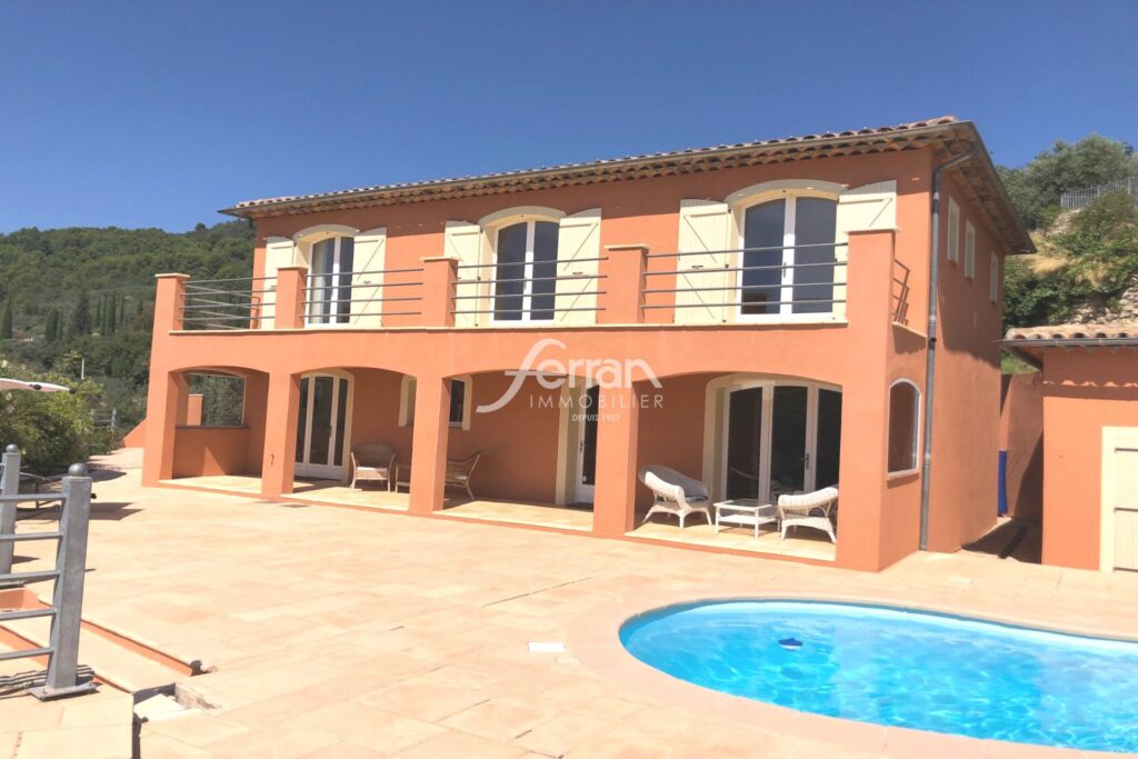 A vendre à Callas belle maison avec vue époustouflante – 6 pièces – 4 chambres – 150.00 m²
