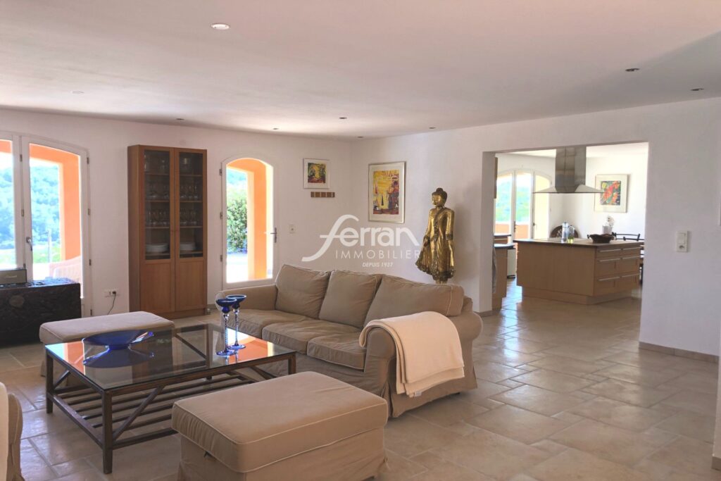 A vendre à Callas belle maison avec vue époustouflante – 6 pièces – 4 chambres – 150.00 m²