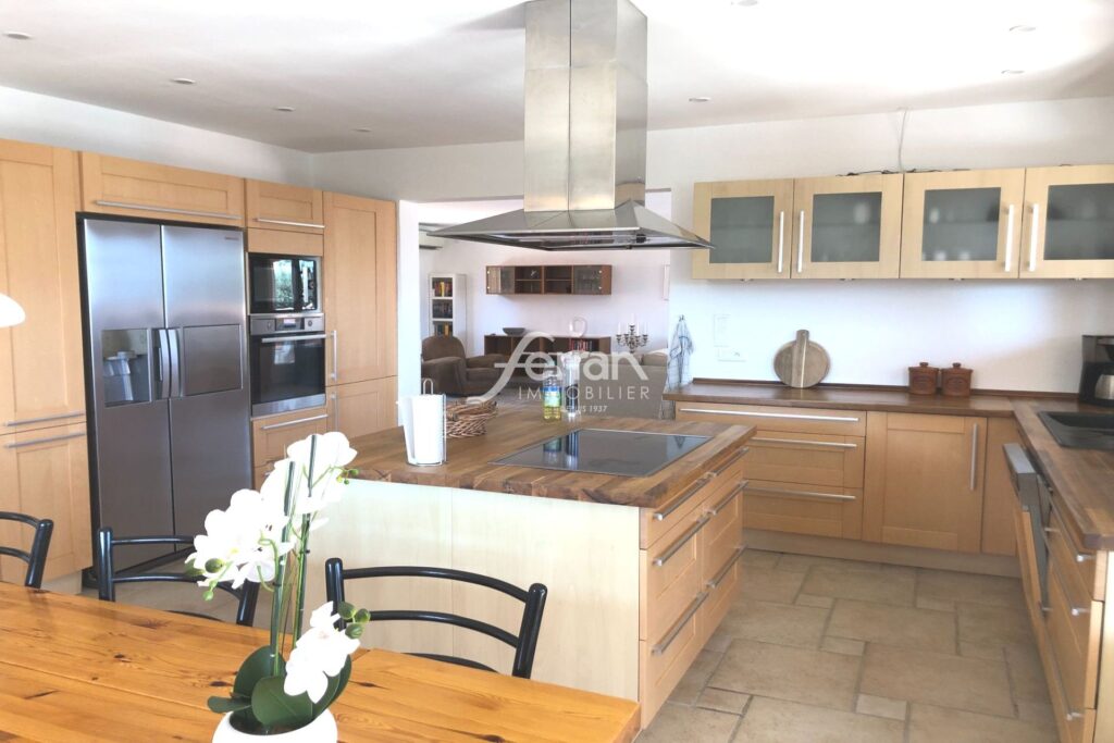 A vendre à Callas belle maison avec vue époustouflante – 6 pièces – 4 chambres – 150.00 m²