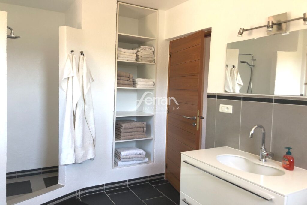 A vendre à Callas belle maison avec vue époustouflante – 6 pièces – 4 chambres – 150.00 m²