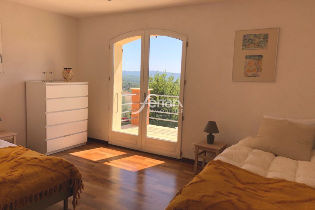 A vendre à Callas belle maison avec vue époustouflante – 6 pièces – 4 chambres – 150.00 m²