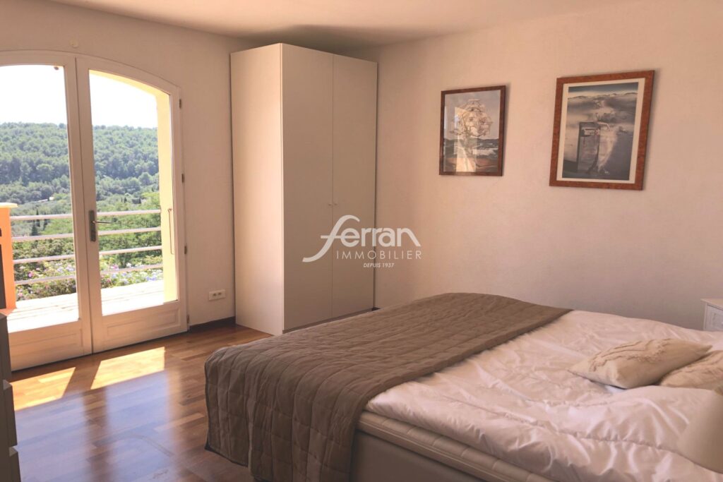 A vendre à Callas belle maison avec vue époustouflante – 6 pièces – 4 chambres – 150.00 m²
