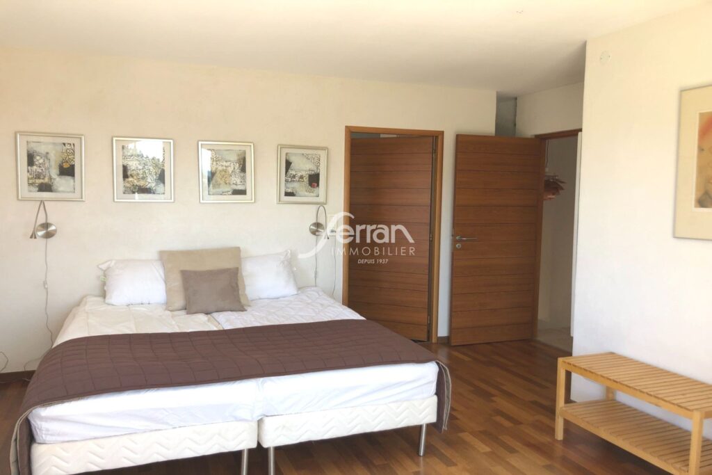 A vendre à Callas belle maison avec vue époustouflante – 6 pièces – 4 chambres – 150.00 m²