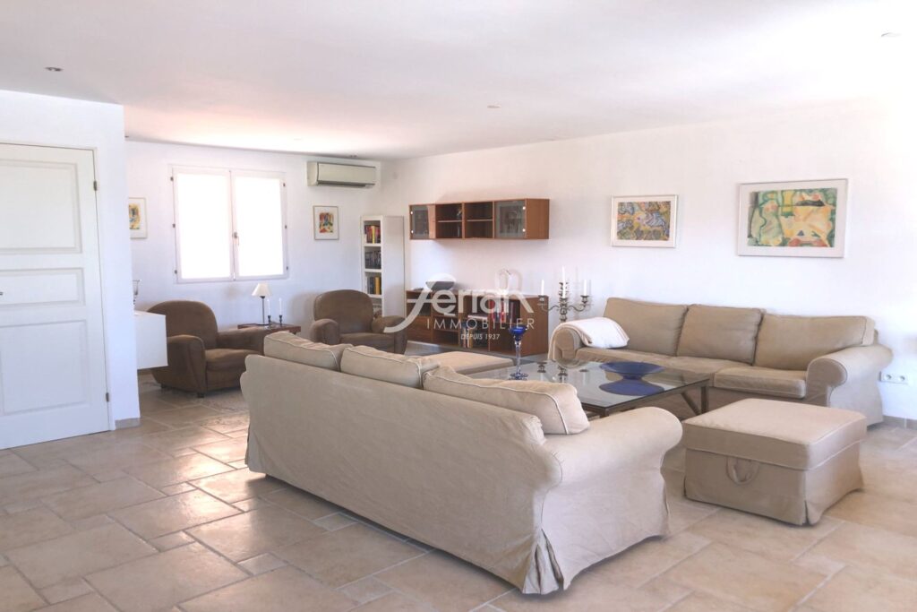 A vendre à Callas belle maison avec vue époustouflante – 6 pièces – 4 chambres – 150.00 m²