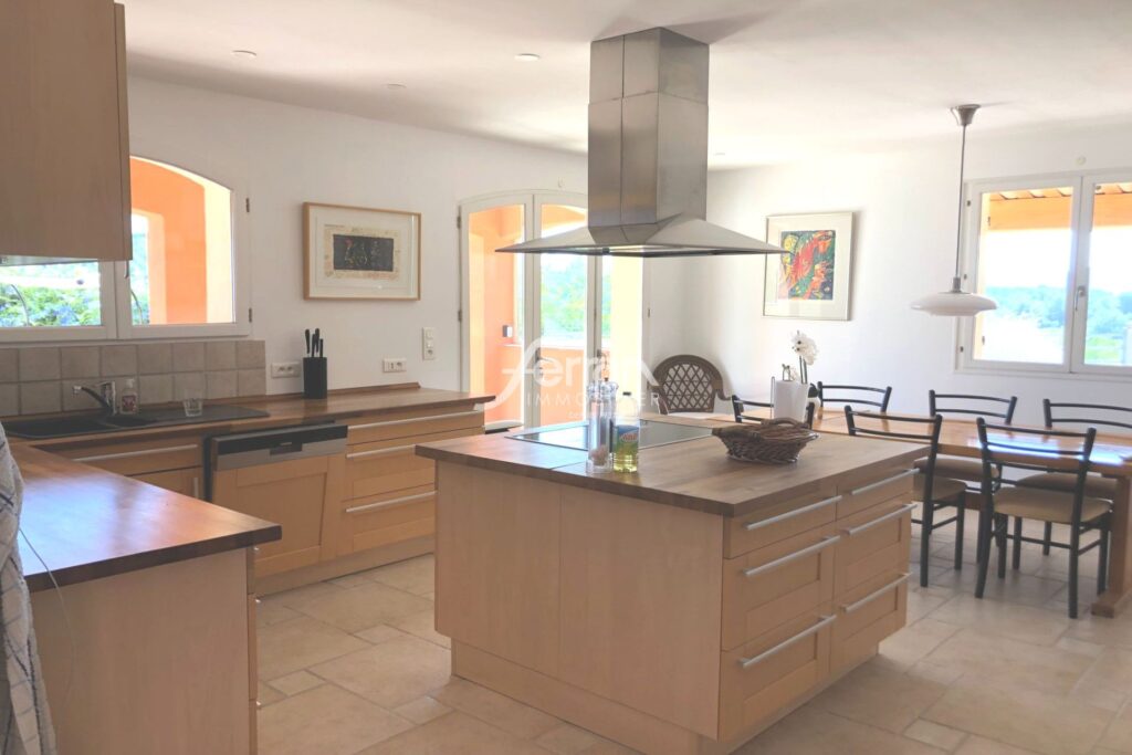 A vendre à Callas belle maison avec vue époustouflante – 6 pièces – 4 chambres – 150.00 m²