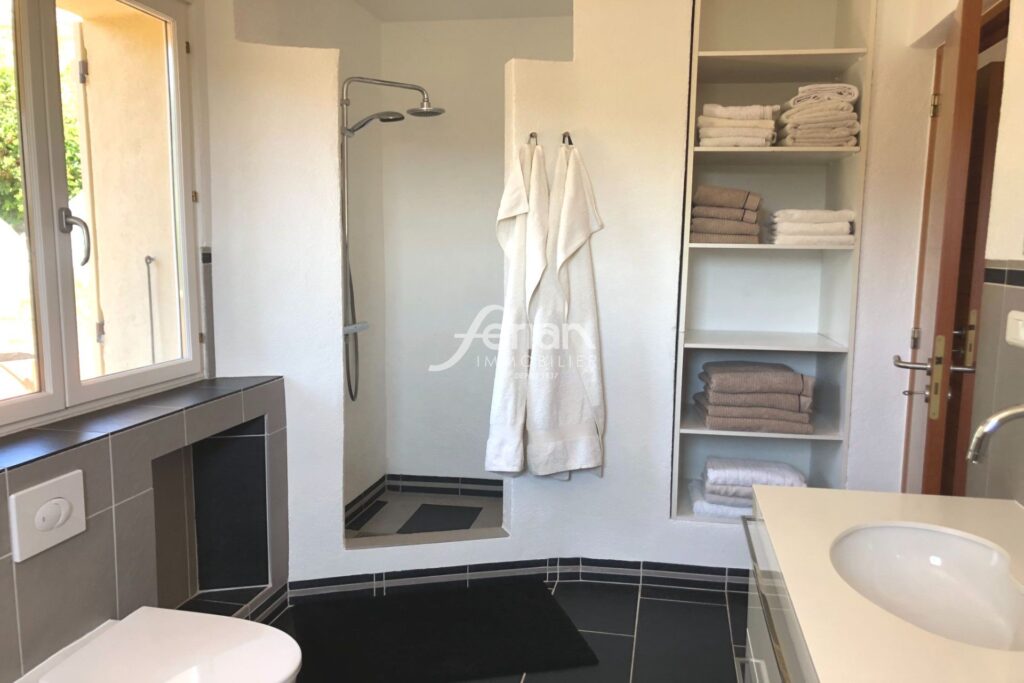 A vendre à Callas belle maison avec vue époustouflante – 6 pièces – 4 chambres – 150.00 m²