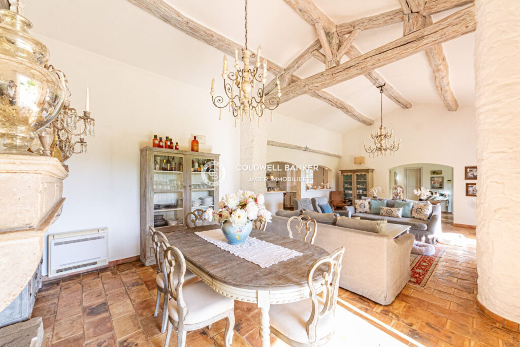 Villa au pied du village avec vue les vignes et sur le château – 5 pièces – 3 chambres – 210.00 m²